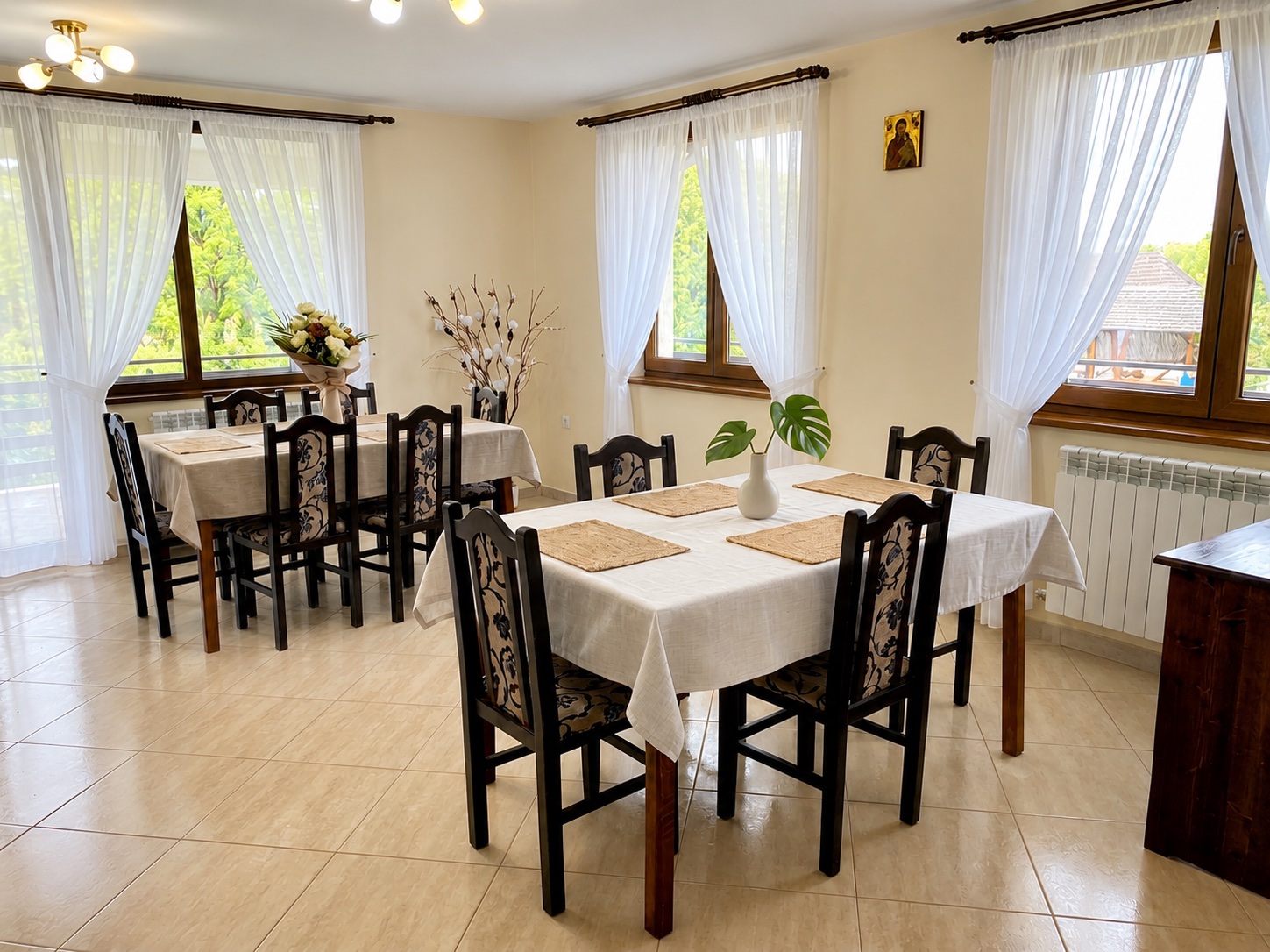 Zonă de dining luminoasă, cu perdele albe